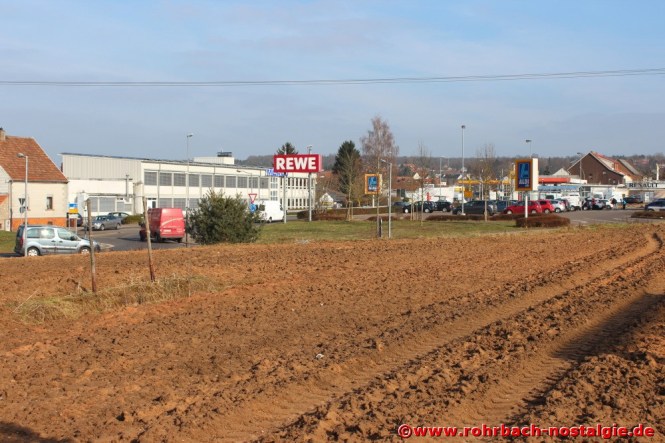 Eine Aufnahme aus 2015: Zwischen den Schildern REWE und Aldi befand sich das Punklokal. Anfang der 90er Jahre wurde das Lokal Tote Hose zur Kulturkneipe "Olli's Kneipe" mit Ihrem Inhaber Gerhard Würtz. In einem gesonderten Artikel wird noch von dieser Kneipe berichtet.
