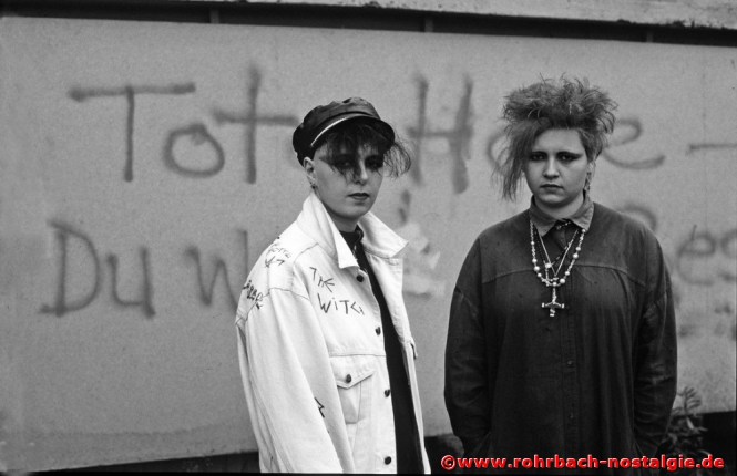 Zwei Konzertbesucherinnen vor der Toten Hose