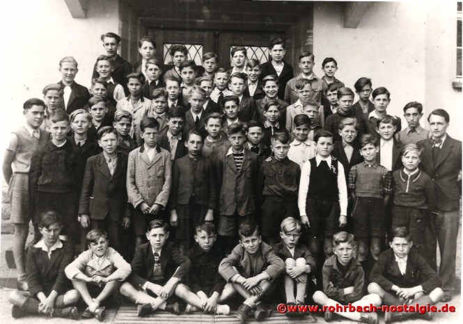 Ein Klassenfoto der Jahrgänge 1933-1935 vor der Pestalozzischule mit Lehrer Weiland. Der Buchautor Herbert Bergsträßer ist in der ersten Reihe rechts der erste Junge.