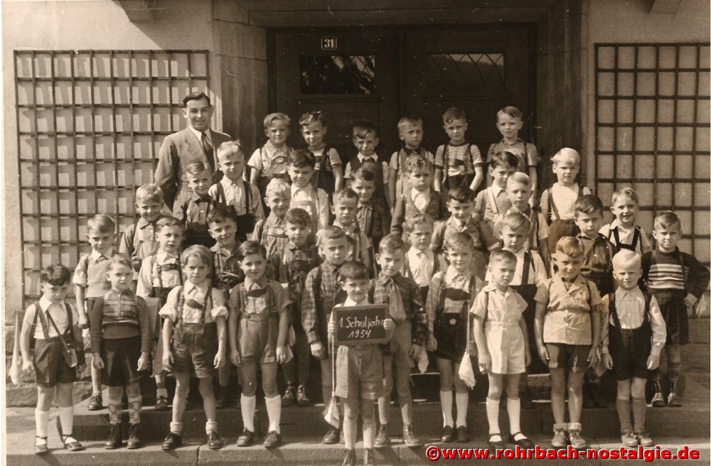  1954 Einschulung des Geburtsjahrgang 1948, den er bis 1957 als Klassenlehrer begleitet 1957 Erstkommunion des Jahrganges 1948 - Albert Senzig (vorne links) in der Mitte Pfarrverweser Jakob Layes und Kaplan Eugen Eberle 1957 Erstkommunion des Jahrganges 1948 - Albert Senzig (vorne links), in der Mitte Pfarrverweser Jakob Layes und Kaplan Eugen Eberle 1957 Albert Senzig mit dem Gebrutsjahrgang 1950-51 1958 Albert Senzig mit dem Geburtsjahrgang 1950-51 Zahlreiche Schüler begleitete er durch das Schulleben. Im Werkunterricht brachte er vielen das 