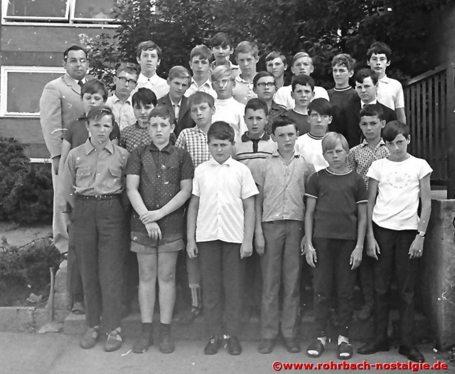 1969 Albert Senzig mit der Abschlussklasse des Geburtsjahrganges 1955