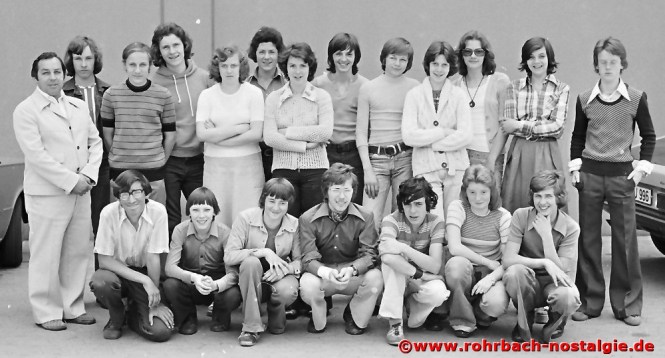1974 Albert Senzig mit der Abschlussklasse des Geburtsjahrganges 1960