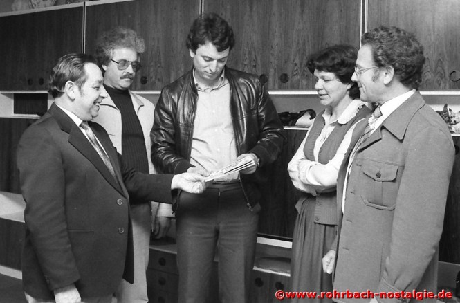 1982 Albert Senzig übergibt als Pfarrgemeinderatsvorsitzender die neue Pfarrchronik an Kaplan Norbert Leiner. Mit auf dem Foto 2. von links: Arnulf Kolling, Annche Müller und Hans Bleif