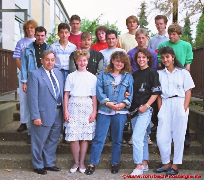 1989 Die letzte Abschlussklasse vor seiner Pensionierung , der Jahrgang 1974, die er durch die Oberstufe der Hauptschule begleitet
