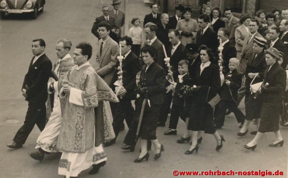  1957 Erstkommunion des Jahrganges 1948 - Albert Senzig (vorne links), in der Mitte Pfarrverweser Jakob Layes und Kaplan Eugen Eberle 1957 Albert Senzig mit dem Gebrutsjahrgang 1950-51 1958 Albert Senzig mit dem Geburtsjahrgang 1950-51 Zahlreiche Schüler begleitete er durch das Schulleben. Im Werkunterri