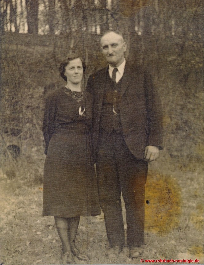 Ludwig Pauly junior hier mit seiner Ehefrau Elisabeth. In Rohrbach ist er nur bekannt als "de Glashütter Lui". Mit seinem Pferd ist er oft in Rohrbach unterwegs um "Saufressen" heimzufahren