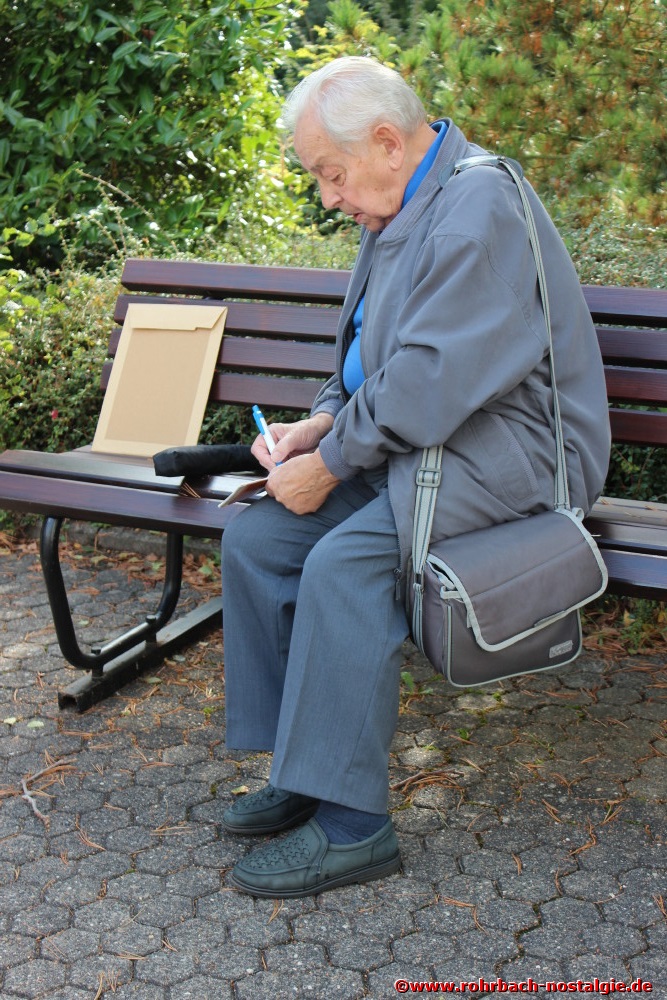  Albert Senzig mal wieder jounalistisch tätig. Notizen bei einer Veranstaltung für einen Zeitungsartikel 1996 Albert Senzig interviewt die rohrbacher Leichtathletin Sandra abel, die mit einer Broncemedaille von den Juniorenweltmeisterschaften in Sydney (Australien) heimkehrt 1996 Albert Senzig interviewt die Rohrbacher Leichtathletin Sandra Abel, die mit einer Bronzemedaille von den Juniorenweltmeisterschaften in Sydney (Australien) heimkehrt 2008 Albert Senzig bei der Eröffnung des Alt-Rohrbachfestes im gespräch mit Bodo Schiehl (ehemaliger Rohrbacher Ortsvorsteher) und dem Mitglied des Bundestages Albrecht Feibel. Mit im Bild Gerd Jung 2008 Albert Senzig bei der Eröffnung des Alt-Rohrbachfestes im Gespräch mit Bodo Schiehl (ehemaliger Rohrbacher Ortsvorsteher) und dem Mitglied des Bundestages Albrecht Feibel. Mit im Bild Gerd Jung 2011 Aalbert Senzig besucht seinen ehemaligen schüler Franz Deckarm (Persil's Franz) in Mendig. 2011 Albert Senzig besucht seinen ehemaligen Schüler Franz Deckarm (Persil's Franz) in Mendig (Eifel). Auf dem Foto hintere Reihe von links: Jürgen Marx, Franz Deckarm, Horst Diehl und Karl Abel. Vorne von links: Hedi Marx, Wilja Deckarm und Albert Senzig 2013 Albert Senzig auf dem Friedhof in Rohrbach mit dem Evangelischen Pfarrer von Hassel und Rohrbach, Alexander Beck 2013 Albert Senzig im Gespräch mit dem Evangelischen Pfarrer von Hassel und Rohrbach Alexander Beck, auf dem Friedhof in Rohrbach 2013 Albert Senzig im Gespräch mit dem Leiter des Denkmalamtes beim Saarpfalzkreis, Dr. Bernhard Becker 2013 Albert Senzig im Gespräch mit dem Amtsleiter für Heimat- und Denkmalpflege beim Saarpfalzkreis, Dr. Bernhard Becker 2008 am 6. Februar: Kurt Wachall gratuliert seinem früheren Kollegen Albert Senzig zum 80. Geburtstag 2008 am 6. Februar: Kurt Wachall gratuliert seinem früheren Kollegen Albert Senzig zum 80. Geburtstag 2008 Auch die ehemaligen Schüler Horst Diehl, Wolfgang Kaiser und Karl Abel sind da zum gratulieren 2008 Auch die ehemaligen Schüler Horst Diehl, Wolfgang Kaiser und Karl Abel sind zum Gratulieren gekommen 2008 Immer wieder gern gesehen im Kreis seiner ehemaligen Schüler. Hier bei einem Grillfest mit Lothar Burkhart, Josef Bayer, Gerd Michaeli, Horst Diehl, Egon Wittmer und Karl Abel 2008 Immer wieder gern gesehen im Kreis seiner ehemaligen Schüler. Hier bei einem Grillfest mit Lothar Burkhart, Josef Bayer, Gerd Michaeli, Horst Diehl, Egon Wittmer und Karl Abel 2011 albert Senzig beim klassentreffen des Geburtsjahrganges 1948 im Gasthaus Zur Sonne 2011 Albert Senzig beim Klassentreffen des Geburtsjahrganges 1948 im Gasthaus Zur Sonne 2014 Albert Senzig beim klassentreffen des Geburtsjahrganges 1955 2014 Albert Senzig beim Klassentreffen des Geburtsjahrganges 1955 Dieser Artikel entstand mit freundlicher Unterstützung der Rohrbacher Heimatfreunde, 