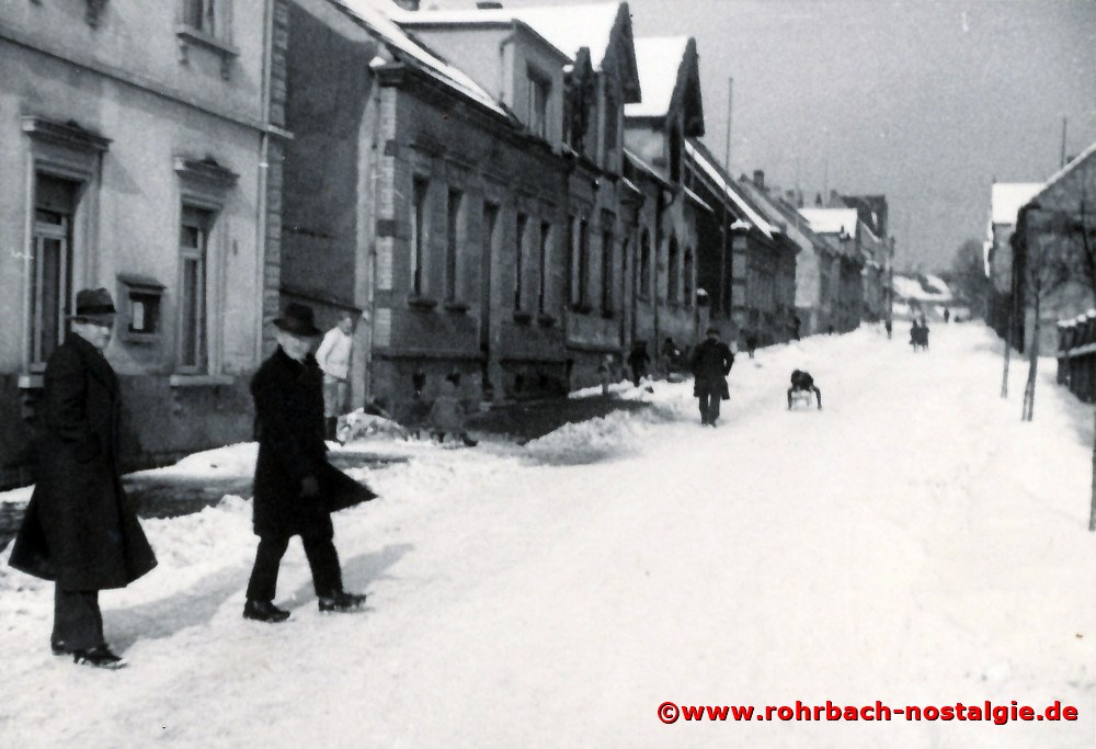 Die verschneite Bahnhofstraße in den Anfang 50er Jahren. Hier vorbei führt für Herbert Bergstraße der Weg ins Dorf