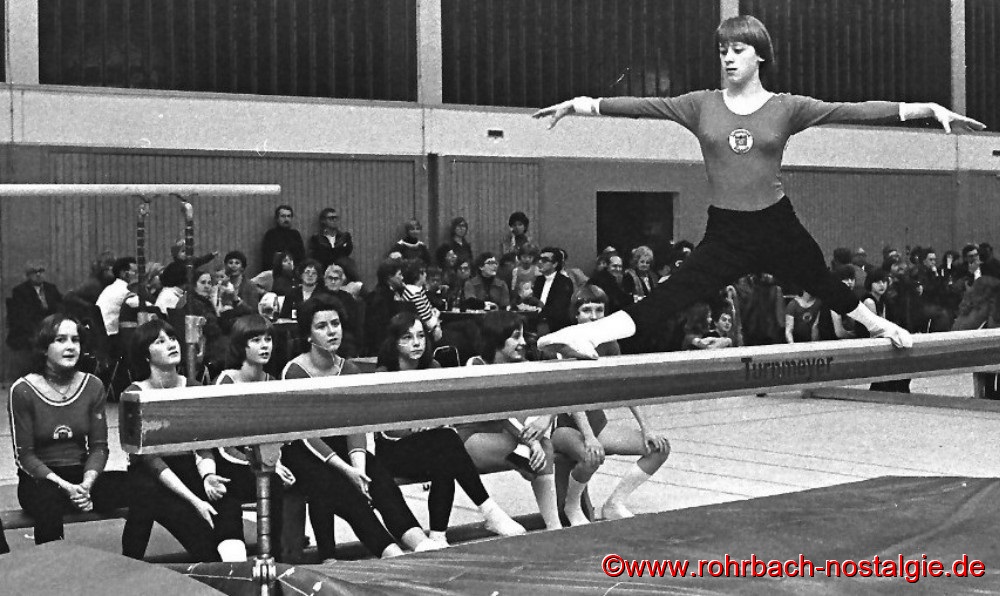 1976 Beim Nikolausturnen des Vereins turnt Christine Oberhauser am Schwebebalken