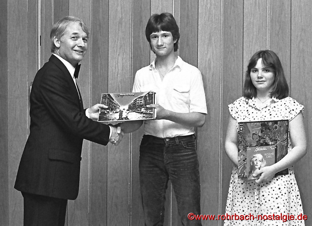 1979 Abteilungsleiter Ski-Abtelungsleiter Paul Fuß gratuliert Gerald Hussong zur Saarlandmeisterschaft bei der Jugend und Ulrike Hoch zur Saarlandmeisterschaft bei den Schülerinnen