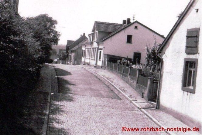 Die Alte Sschulstraße zwischen Denkmalschule und Schwesternhaus