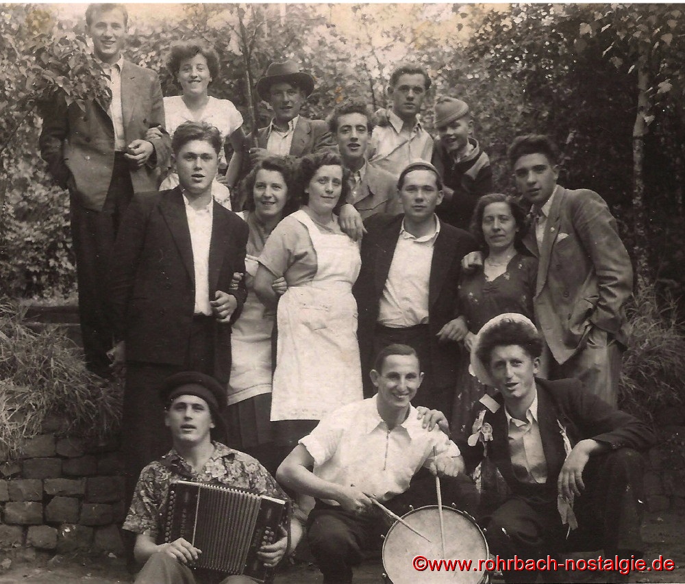 1953 Kirmesgesellschaft in der spieserstraße neben "Platte's Wirtschaft (Gasthaus Rohe)