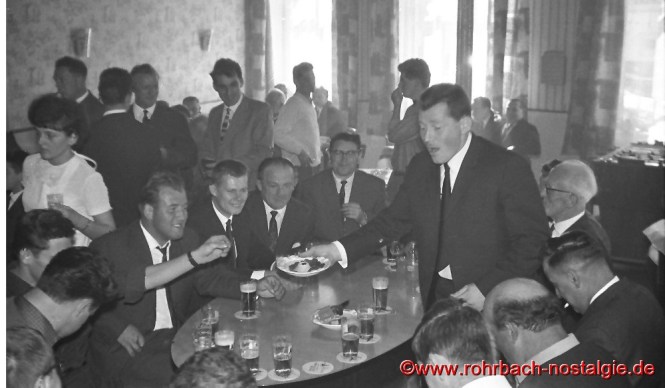 1965 Die Bierkehlchen bringen beim Frühschoppen im Gasthaus Zur Post (Glasersch) am Kirmessonntag ein Ständchen. Albert Knoch bittet um eine kleine Spende