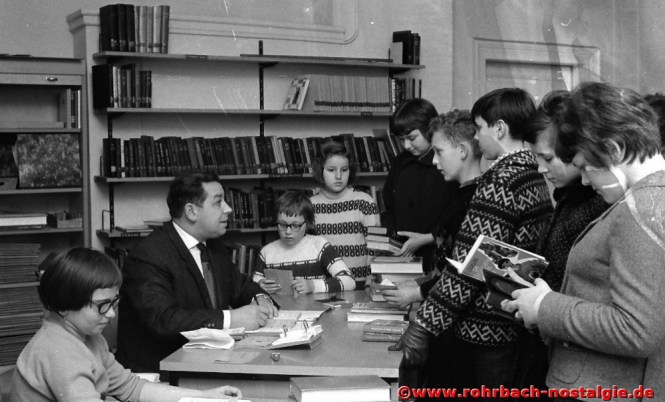 Anfang der 60er Jahre - Albert Senzig in der Gemeindebücherei in der Wiesentalschule
