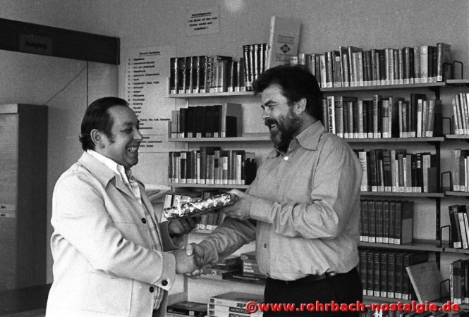 1978 Albert Senzig wird für 25-jährige Tätigkeit in der Gemeinde- und Stadtbücherei von Diplom-Bibliothekar Sandmeyer geehrt