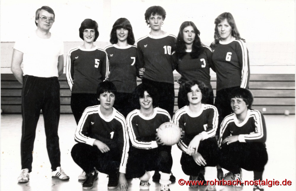 Die Damen-Volleyballmannschaft des TV 66 wird in der Saison 1978-79 Meister in der Kreisliga B. Aud dem Foto stehend von links: Trainer Peter Wagner, Stasi Kraus, Charlotte Klam, Tita Riedschy, Elisabeth Ettgen, Maria Wadle. Kniend von links: Juliane Krämer, Martina Kessler, Annette Zingraf, Magit kopp 