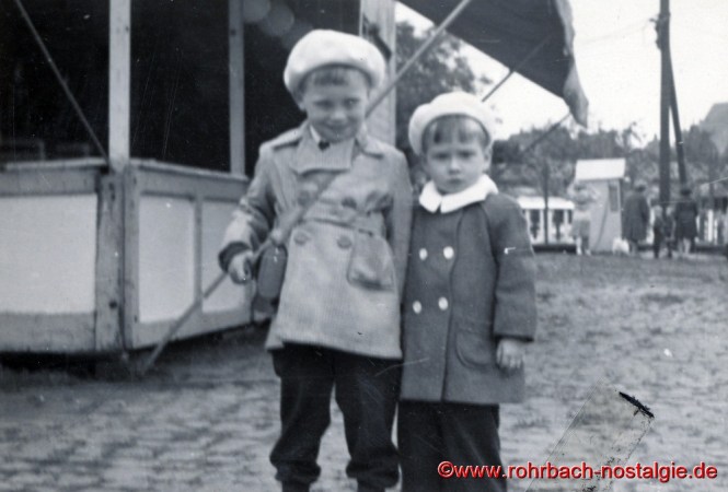 Um 1955 Die Kinder Michael und Helmut Hooß auf dem Kirmesplatz