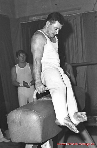 1968 Gründungsmitglied Rudi Klam am Pauschenpferd