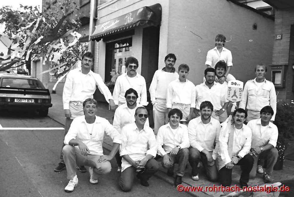 1987 Die "Neinzicher Bierwuwe" als Staußbuwe. Auf dem Foto stehend von links: Michael Dusemond, Roland Weber, Jürgen Stolz, Thomas Niewalda, Thomas Klam, Günter Spaniol, Lawrence Beck, Markus Kolling, auf der Schulter Rainer Klam. Kniend von links: Jürgen Agne, Volker Tobae, Klaus Schwarz, Christoph Schwarz, Peter Hien, Markus Groh