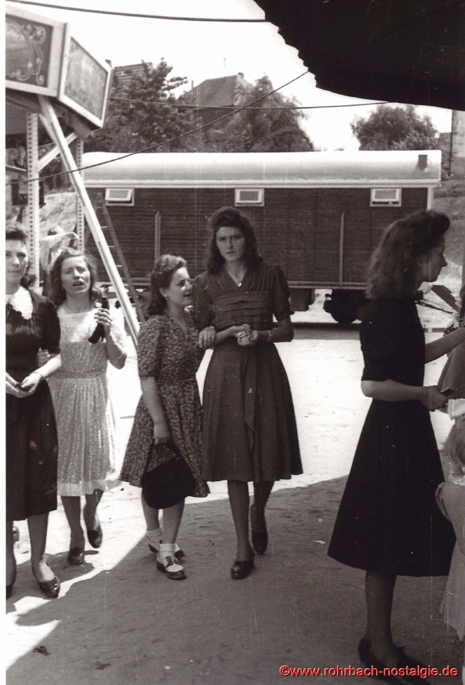 Anfang der 50er Jahre - Junge Frauen auf dem Kirmesplatz. Auf dem Foto von links: Mariechen Mack, Maria Michaeli, Hedwig Kessler, Edeltrud Marx und Edeltrud Koch