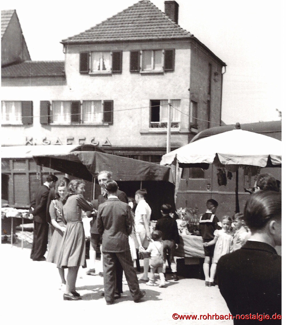 Anfang der 50er Jahre - Verkaufsstände auf dem Marktplatz vor dem Kaufhaus Karl Gaffga