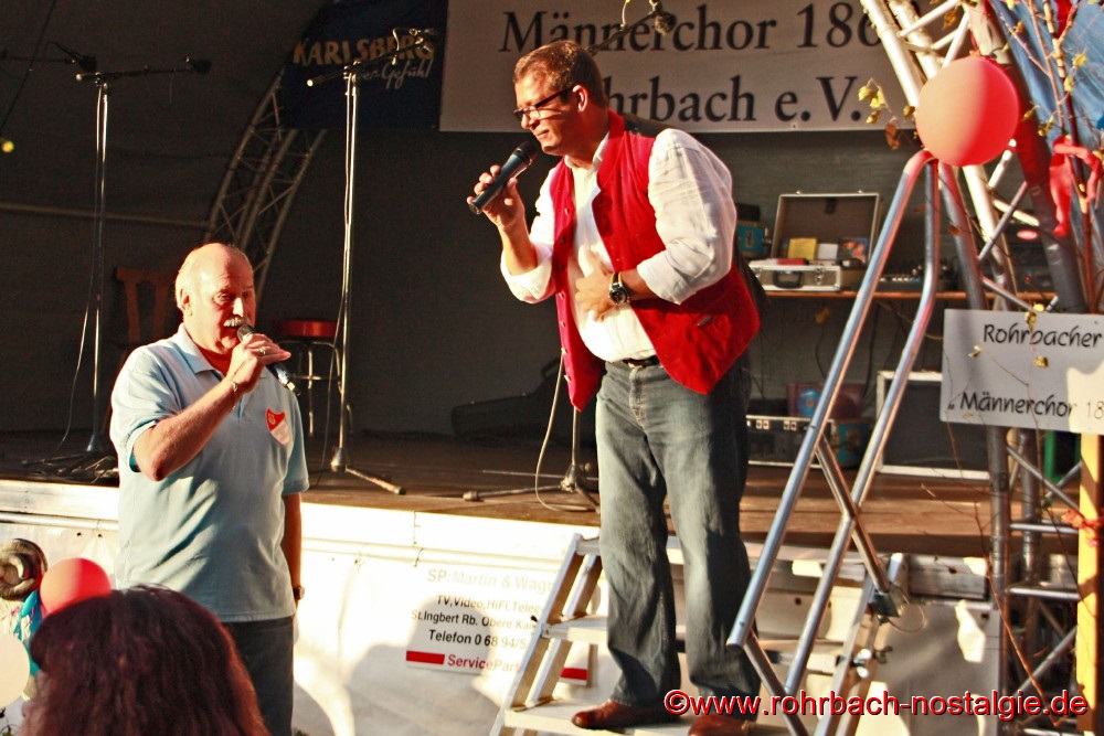 Erich Wagner (Caramba), eines der letzten Rohrbacher Originale, erfreut die Besucher des Kerwesingens alljährich mit Songs von Freddy Quinn