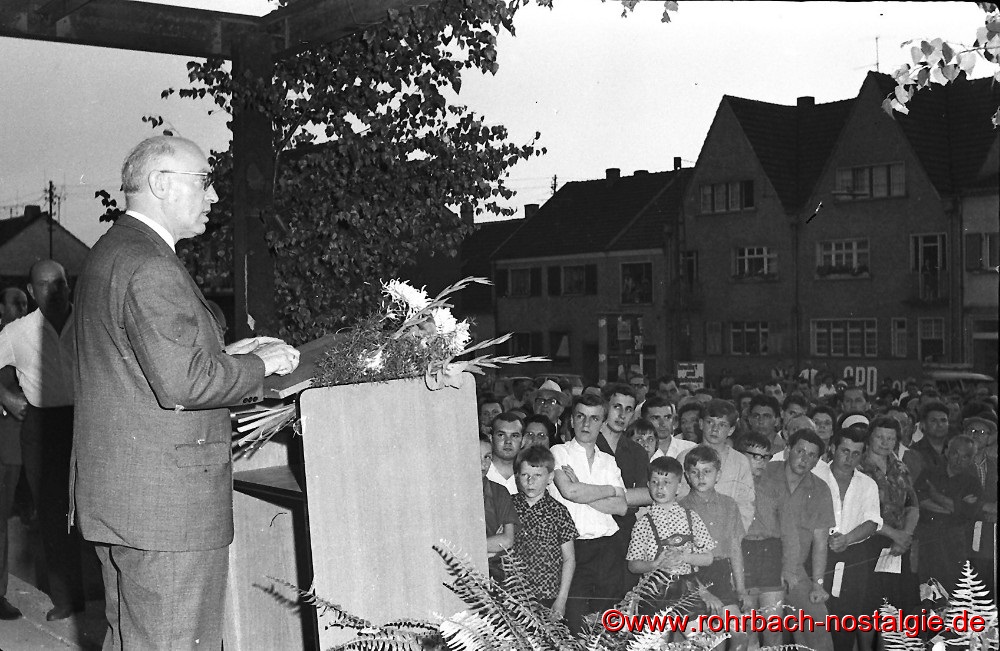 1965 Fritz Erler Fraktionsvorsitzender der SPD im Bundestag spricht vor dem neuen Rathaus