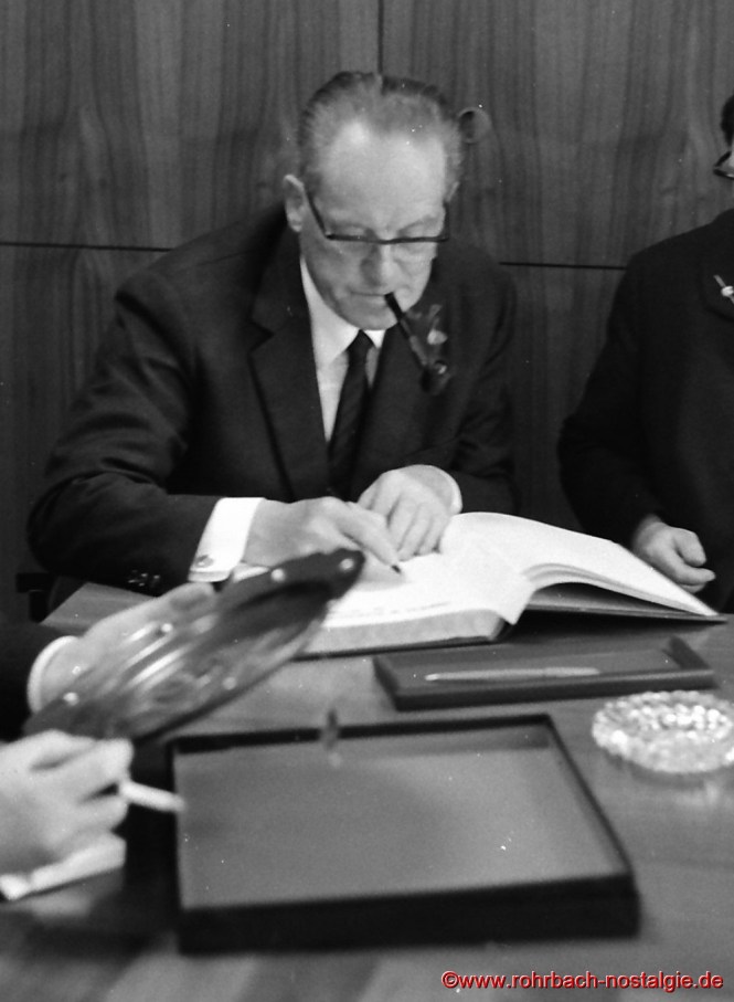 1967 Herbert Wehner trägt sich ins Goldene Buch der Gemeinde Rohrbach ein