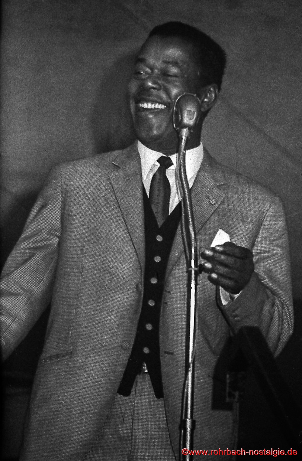 1967 Beim Maifest der SPD-rohrbach singt der Schlagersänger seinen Gassenhauer "Ich kauf' mir lieber einen Tirolerhut"