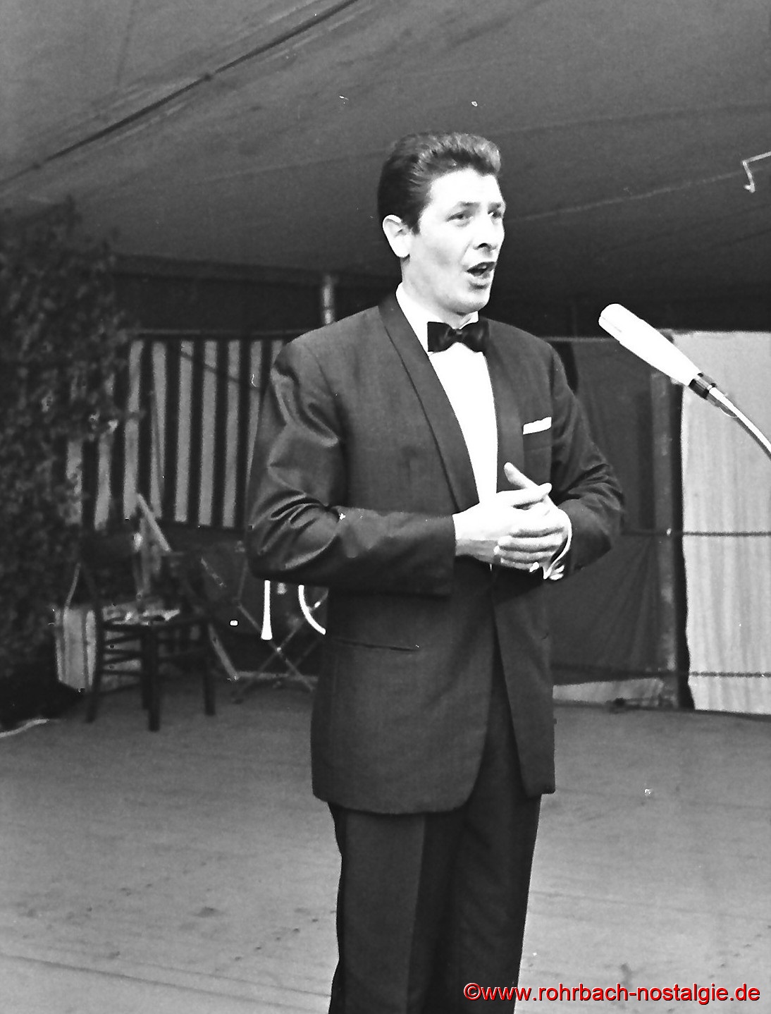1969 Carl Kaufmann singt beim 2. Stampesfest des SV rohrbach anlässlich eines Bunten Abends. Der ausgebildete Tenor gewann 1960 bei den olympischen Spielen in Rom die silbermedaille über 400 m