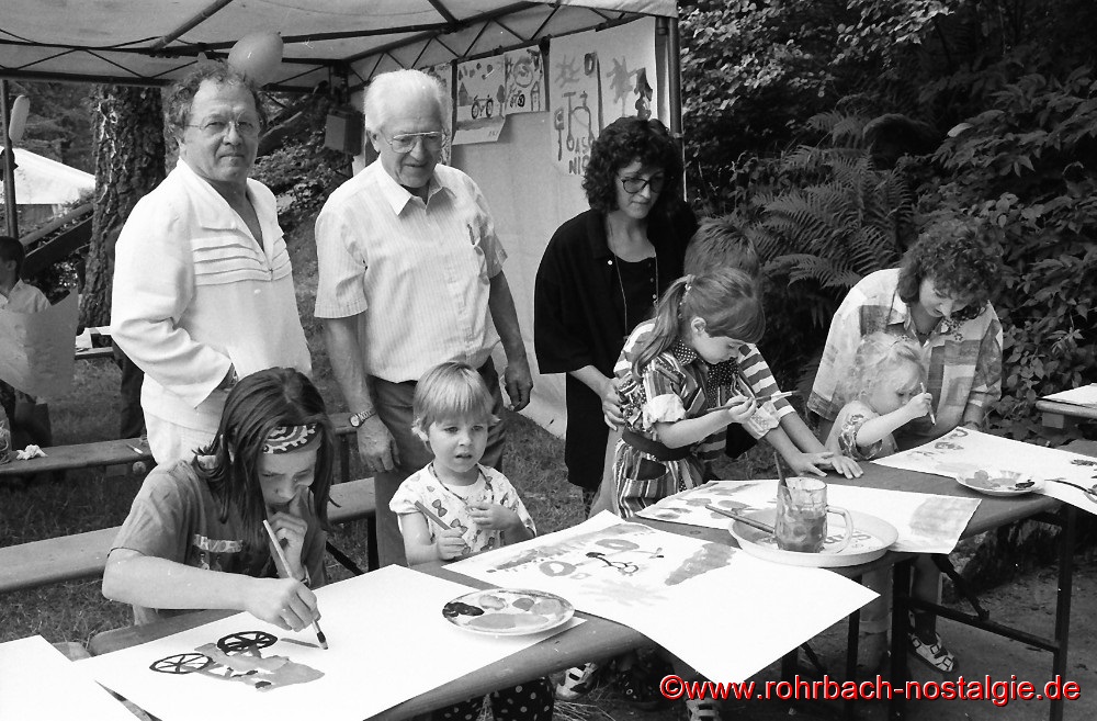 1994 Der saarländische Künstler Leo Erb beim Bergfest des Pfäzerwaldvereins auf dem Kahlenberg bei einem Kindermalwettbewerb