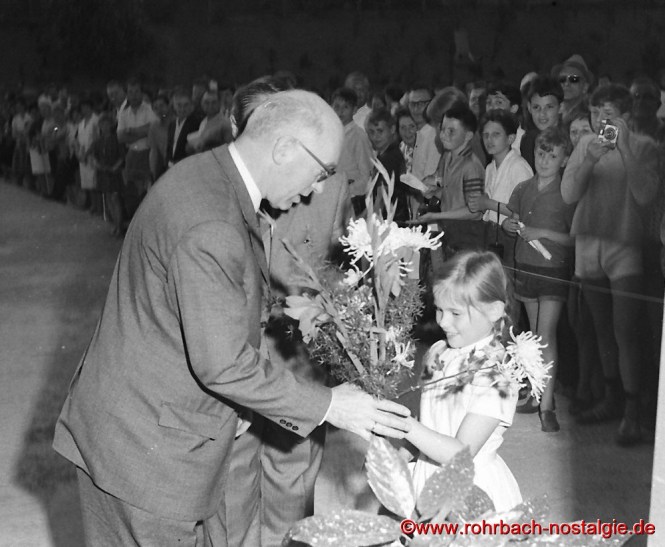 1965 Die kleine Jutta Robert-Jacob überreicht Fritz Erler einen Blumenstrauß