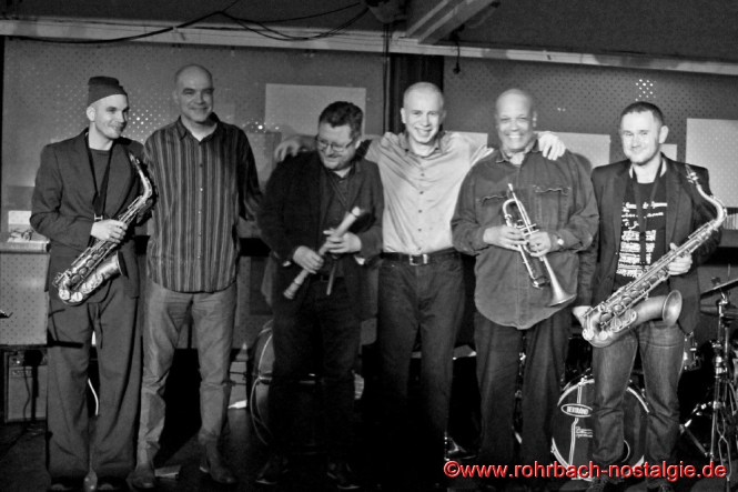 2015 Jazz in der Rohrbacher Mühle mit dem Piotr Wojtasik (3. von rechts) Quintett und dem bekannten polnischen Jazz-Professor Dr. Igor Pietraszewski (3. von links). Zweiter von rechts der weltbekannte Jazz-Schlagzeuger John Betsch