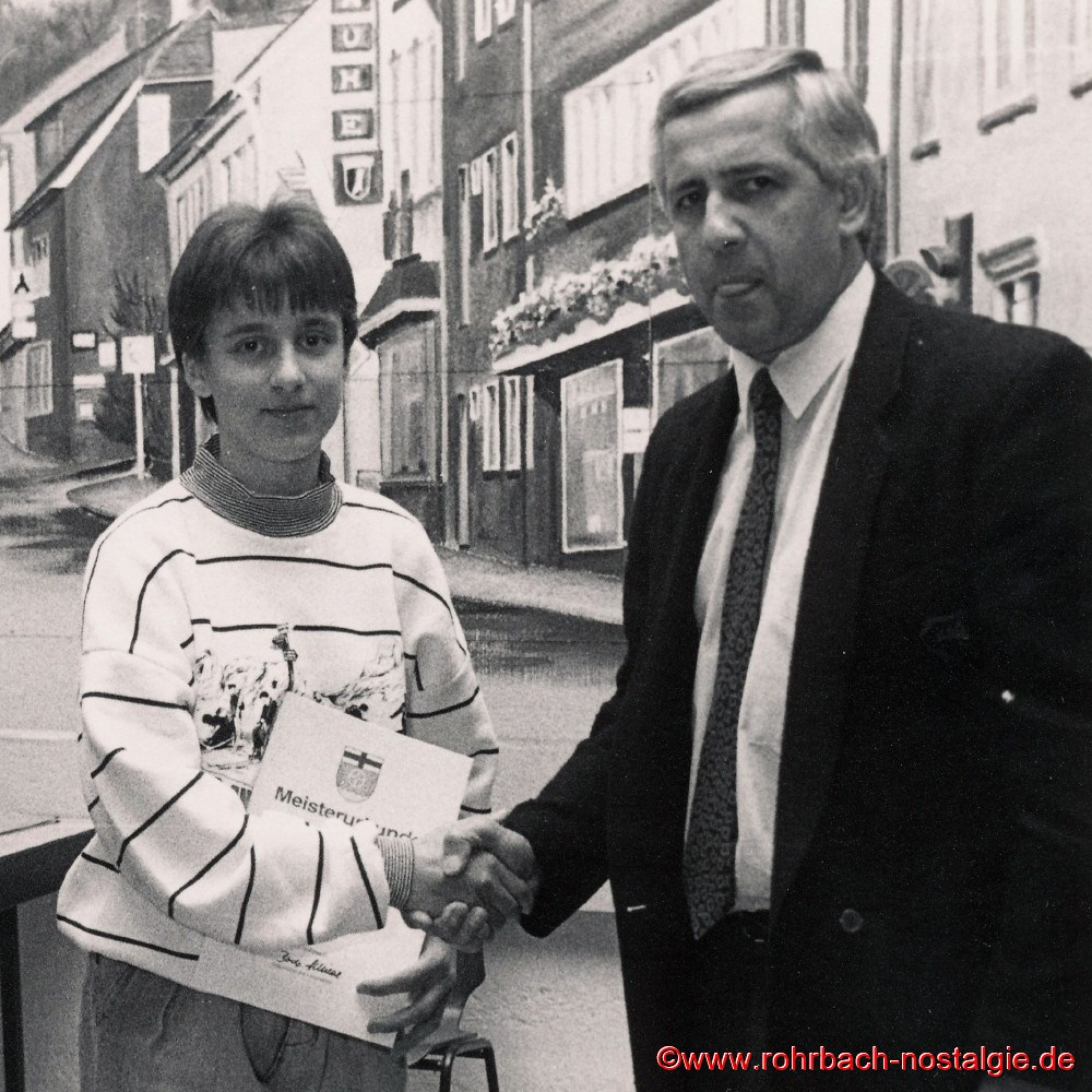 1989 Sandra Abel bei der Meisterehrung des Ortsverbandes für Leibesübungen in rohrbach durch den Rohrbacher Ortsvorsteher Bodo Schiehl