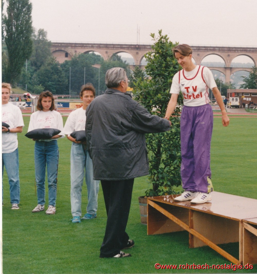 7. Juli 1990: Der Schülerwart des Deutschen Leichtathletiverbandes Peter Mohr gratuliert Sandra Abel zu Deutschen Meistertitel