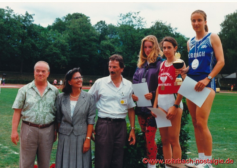 Mai 1993: Sandra abel gewinnt beim DJK-Bundessportfest in Bamberg den Meistertitel über 300 m. Links auf dem Foto der Vorsitzende der DJK Erbach Hermann Höchst