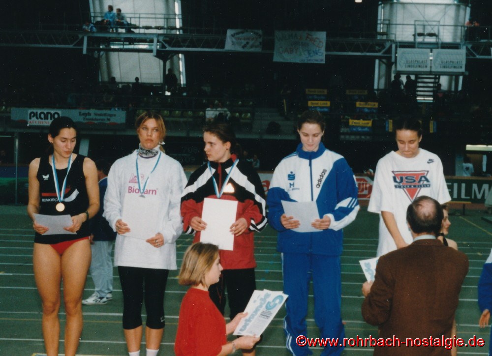 13. Februar 1994: Sandra Abel gewinnt bei den Dutschen Jugendhallenmeisterschaften im Glaspalast von Sindelfingen den 200 m B-Endlauf und wird insgesamt, hinter der siegreichen Shanta Ghosh Fünfte.