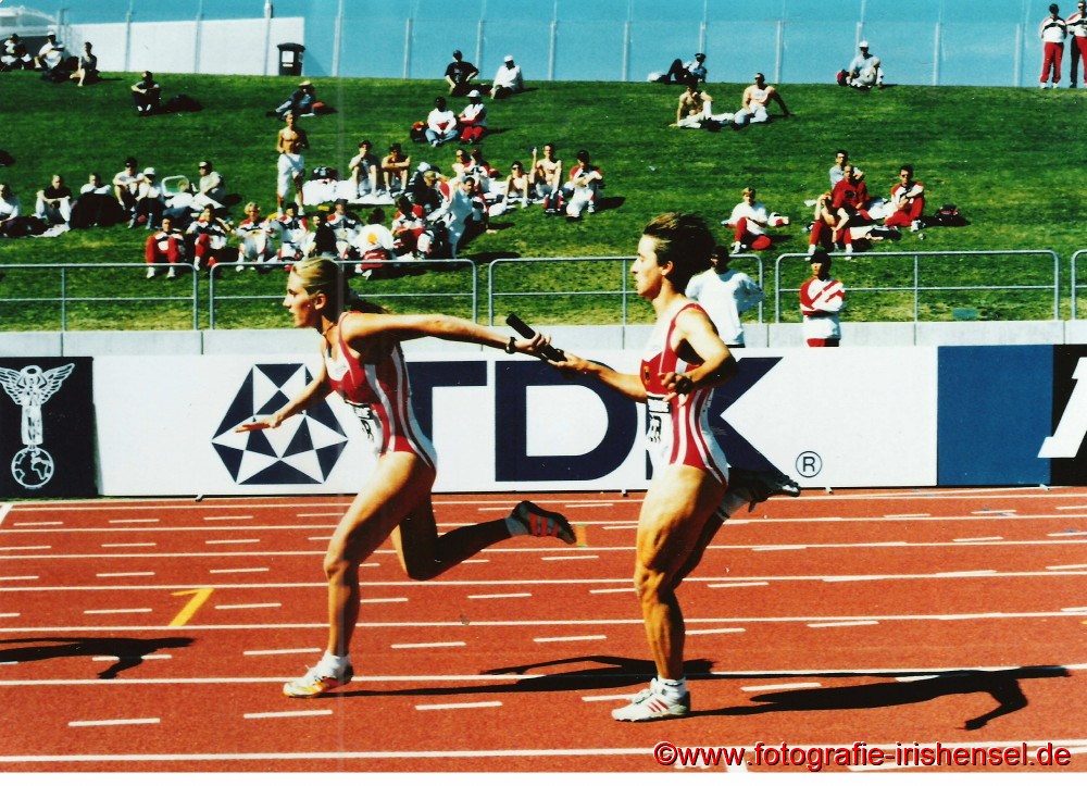 Startläuferin Sandra Abel (rechts) übergibt das Staffelstab an Esther Möller
