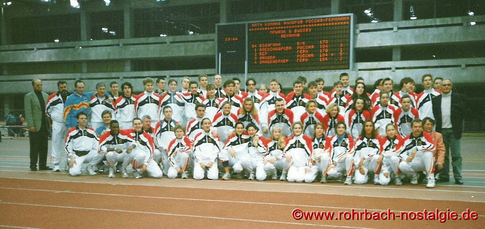 1994 Das deutsche Team beim Länderkampf in Moskau. Sandra Abel in der vorderen Reihe kniend die 9. von links