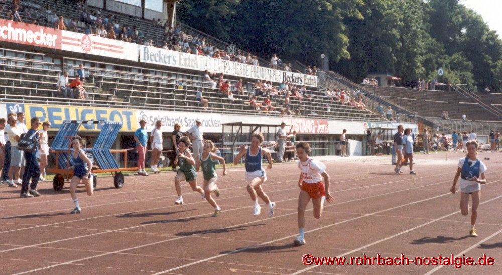 1988 Sandra Abel läuft im 50 m endlauf der saarländischen schülerbestenkämpfe im saarbrücker Ludwigsparkstadion vorneweg