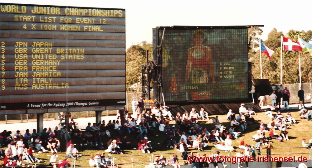 Auf der rechten Anzeigetafel die deutsche Startläuferin Sandra Abel